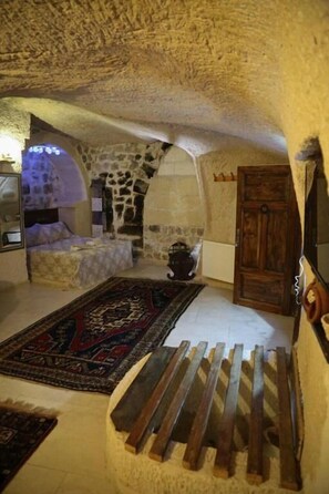 豪華客房 | 房內夾萬、隔音、免費 Wi-Fi、床單