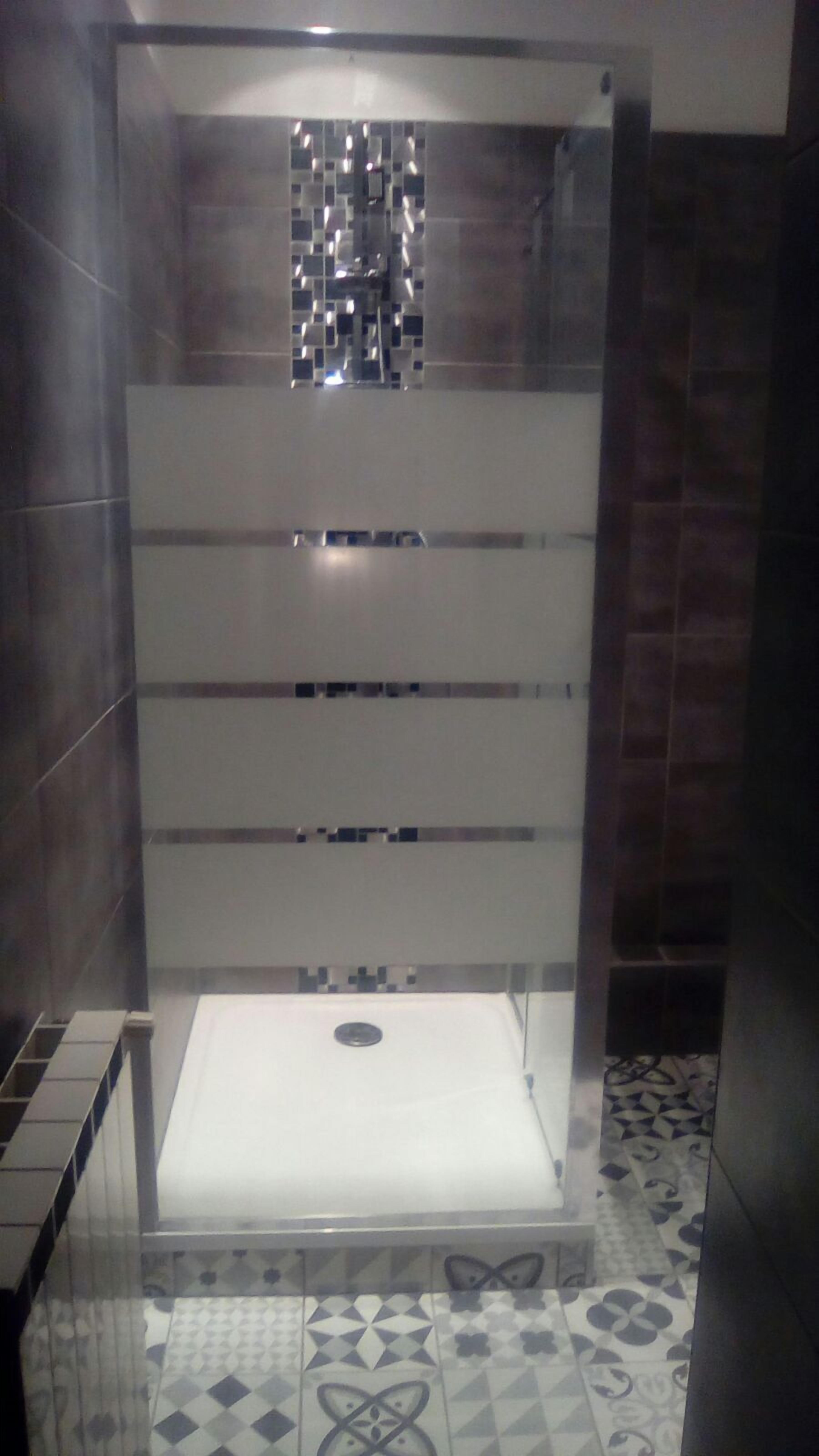 Chambre Simple (toilettes privatives séparées) | Douche de la salle de bain