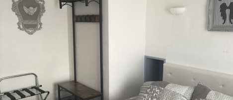 Double Room | Blackout drapes, soundproofing, iron/ironing board, free WiFi