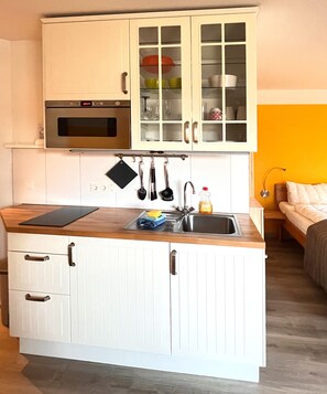 Studio – classic, eget bad | Delt kjøkken | Høy barnestol