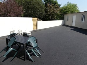 Outdoor dining - Gîte in the Normandy countryside (Manche)