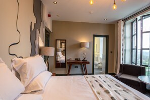 Minibar, skrivebord, strykejern/-brett og barnesenger