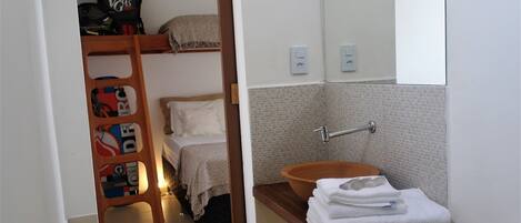 Standard-Doppel- oder -Zweibettzimmer, 1 Schlafzimmer, Gartenblick | Badezimmer | Dusche, kostenlose Toilettenartikel, Bidet, Handtücher