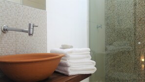 Dusche, kostenlose Toilettenartikel, Bidet, Handtücher