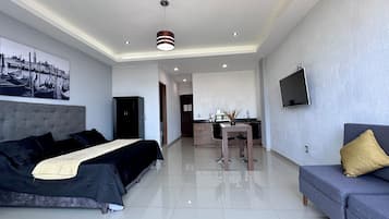 Suite estándar, vista a la ciudad | Tabla de planchar con plancha, wifi gratis y ropa de cama