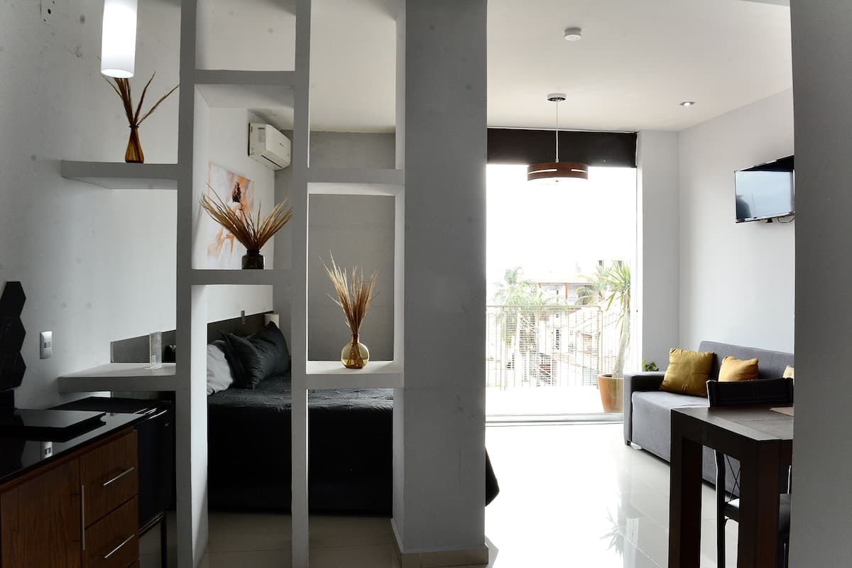 Suite, balkon | Een strijkplank/strijkijzer, gratis wifi, beddengoed