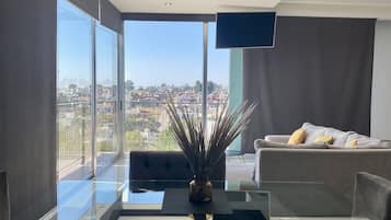 Exclusieve suite, bubbelbad, uitzicht op stad | Woonruimte | Een 40-inch televisie met kabelzenders