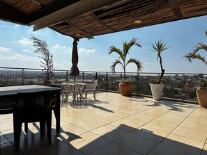 Family Room, City View | Living area | 40-inch TV with cable channels - Suites La Gloria (Tepatitlan de Morelos)