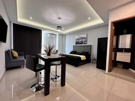 标准套房, 城市景观 | 熨斗/熨衣板、免费 WiFi、床单