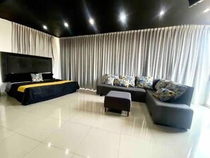 Family Room | Iron/ironing board, free WiFi, bed sheets - Suites La Gloria (Tepatitlan de Morelos)