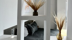 Een moderne hotelkamer met een bed, een bureau en een groot raam.