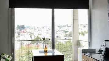 Standard Studio Suite, Balcony | Ruang tamu | 40 inci televisyen dengan kabel
