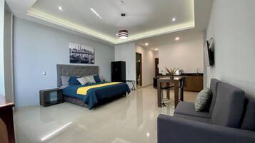 Suite – standard, byutsikt | Strykejern/-brett, wi-fi (inkludert) og sengetøy