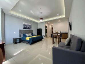 Tabla de planchar con plancha, wifi gratis y ropa de cama 