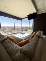 Exclusive Suite, Jetted Tub, City View | Living area | 40-inch TV with cable channels