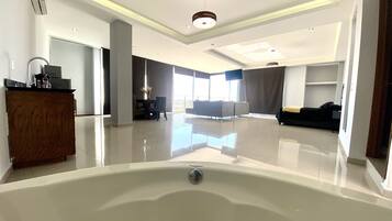 Suite exclusiva, hidromasaje, vista a la ciudad | Baño | Regadera, regadera tipo lluvia, secadora de cabello, toallas