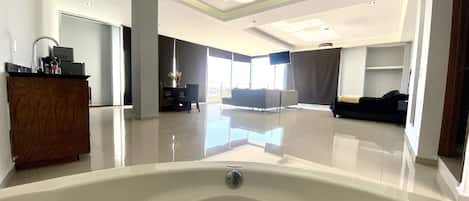 Exclusive-Suite, Whirlpool, Stadtblick | Badezimmer | Dusche, Regendusche, Haartrockner, Handtücher