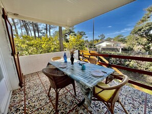 Outdoor dining - Villa Abelia by Agence Bru - 36701 (Lacanau)