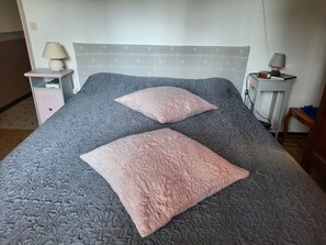 2 chambres, fer et planche Ă repasser