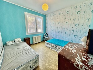 2 chambres, fer et planche à repasser