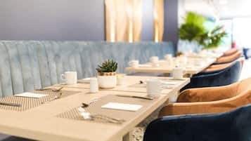 Serveert ontbijt, lunch, diner, regionale gerechten