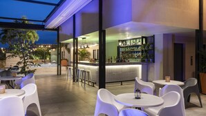 An outdoor bar area with seating and a bar counter. - Hilton Garden Inn Cali Ciudad Jardin (Cali)