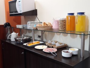 朝食 (ビュッフェ)、毎日提供 (無料)