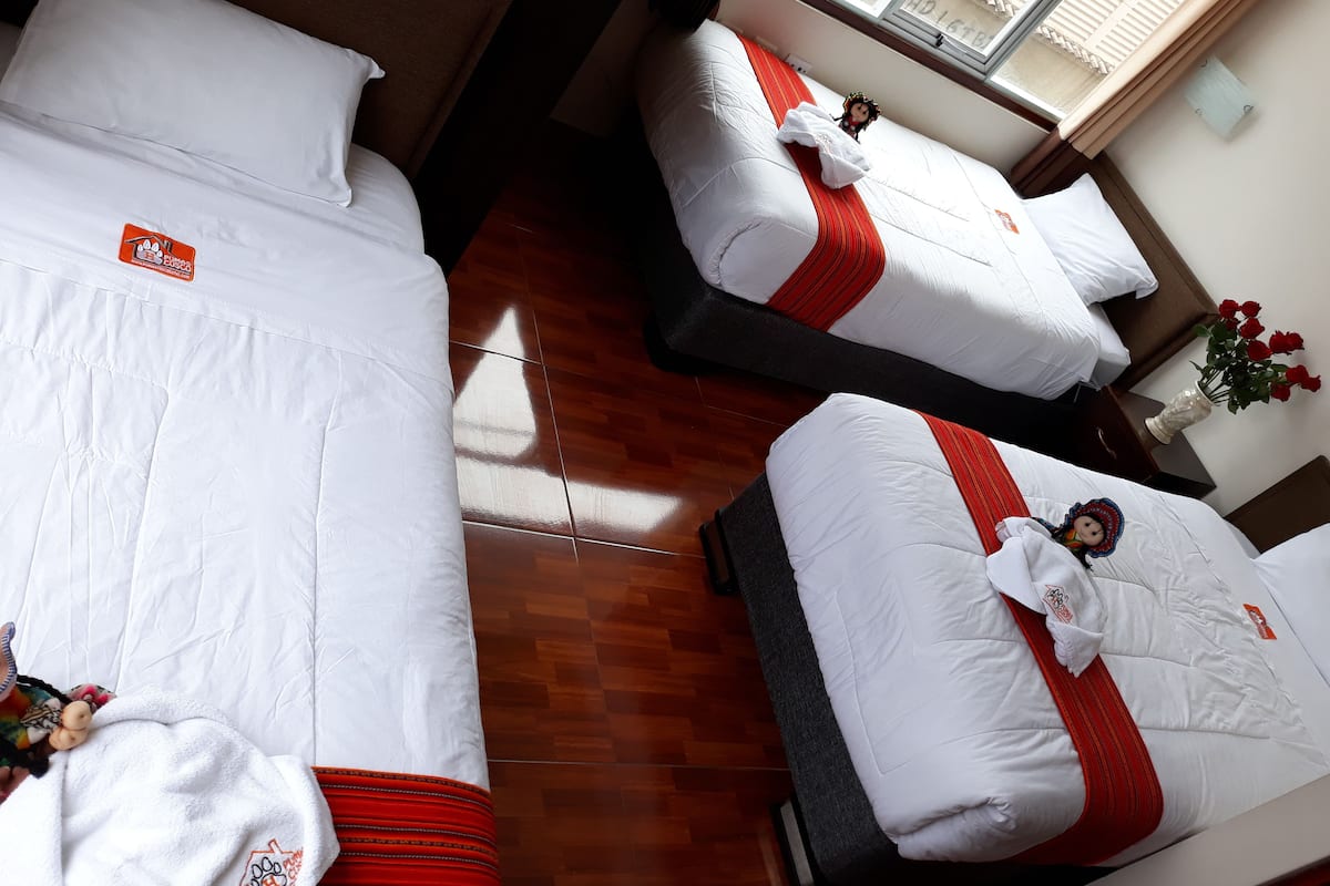 Escritorio, sistema de insonorización, wifi gratis y ropa de cama