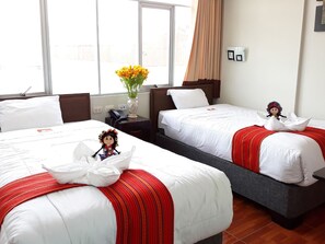 Habitación familiar con 2 camas individuales | Escritorio, sistema de insonorización, wifi gratis y ropa de cama