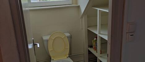 Dusche, Haartrockner, Handtücher, Toilettenpapier