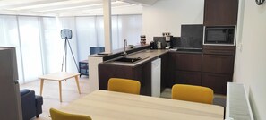 Microwave, oven, dishwasher, coffee/tea maker