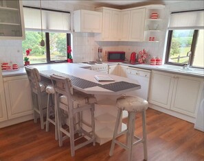 Villa Familiale, 3 chambres, vue lac | Cuisine privée | Grand réfrigérateur, micro-ondes, four, plaque de cuisson