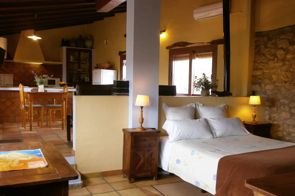 Apartment (El Corral) | Premium bedding, desk, iron/ironing board, free WiFi