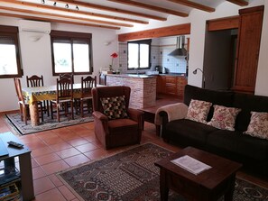 Apartamento (Las Adelfas - planta baja) | Sala de estar | Una televisión de pantalla plana, una chimenea