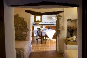 Apartamento (La Casita) | Zona de estar | Una televisión de pantalla plana, una chimenea