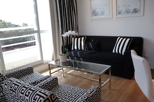 Suite Panoramica com Banheira de Hidromassagem | 1 bedroom, minibar, individually decorated, desk