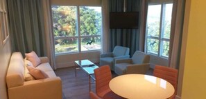 Suite Master com Banheira de Hidromassagem | 1 bedroom, minibar, individually decorated, desk - Kayrós Business Hotel (Jaragua do Sul)