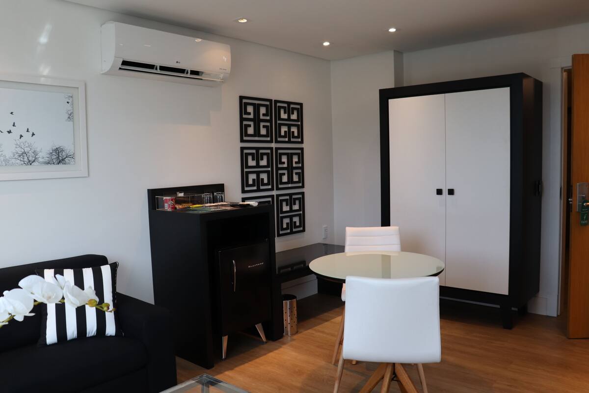 suite panoramica com banheira de hidromassagem | 1 bedroom, minibar, individually decorated, desk