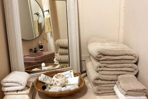 Kombinert dusj/badekar, håndklær, såpe og toalettpapir