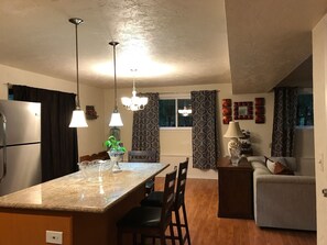 The island on the right - Spacious living space (Kirkland)