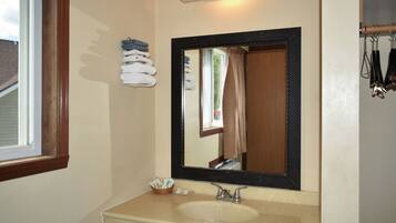 Habitación estándar, 2 camas matrimoniales | Baño | Amenidades de baño gratuitas y toallas