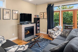 Deluxe-Haus, 5 Schlafzimmer, Küche | Wohnbereich | 50-Zoll-Flachbildfernseher mit Satellitenempfang, Fernseher, Kamin