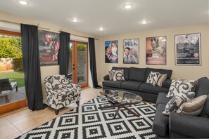 Deluxe-Haus, 5 Schlafzimmer, Küche | Wohnbereich | 50-Zoll-Flachbildfernseher mit Satellitenempfang, Fernseher, Kamin