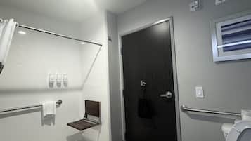 Un baño moderno con ducha, inodoro y perchero para toallas.