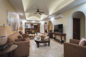 Smart TV - OCEANFRONT  LUXURIOUS HORIZONTES PENTHOUSE LANGOSTA - 5 STAR- INCREDIBLE VIEWS (Tamarindo)