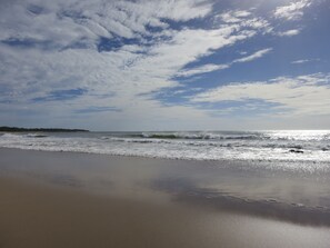 Sur la plage, chaise longue, serviettes de plage