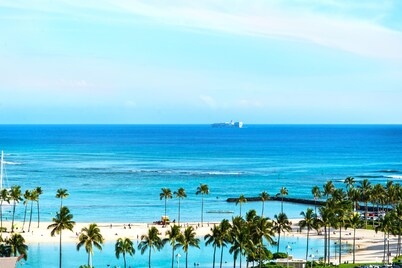 Ocean Front-Ocean View Condo with Free Parking & Beach Gear