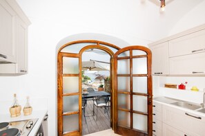 Réfrigérateur, four à micro-ondes, surface de cuisson, lave-vaisselle