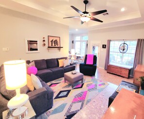 Smart-tv, een open haard, boeken en een kantoor