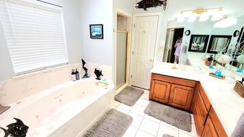 Combined shower/bathtub, jetted bath, hair dryer, towels